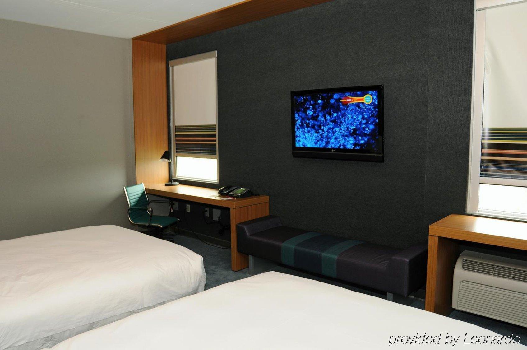 Hotel Aloft Montreal Airport 3*